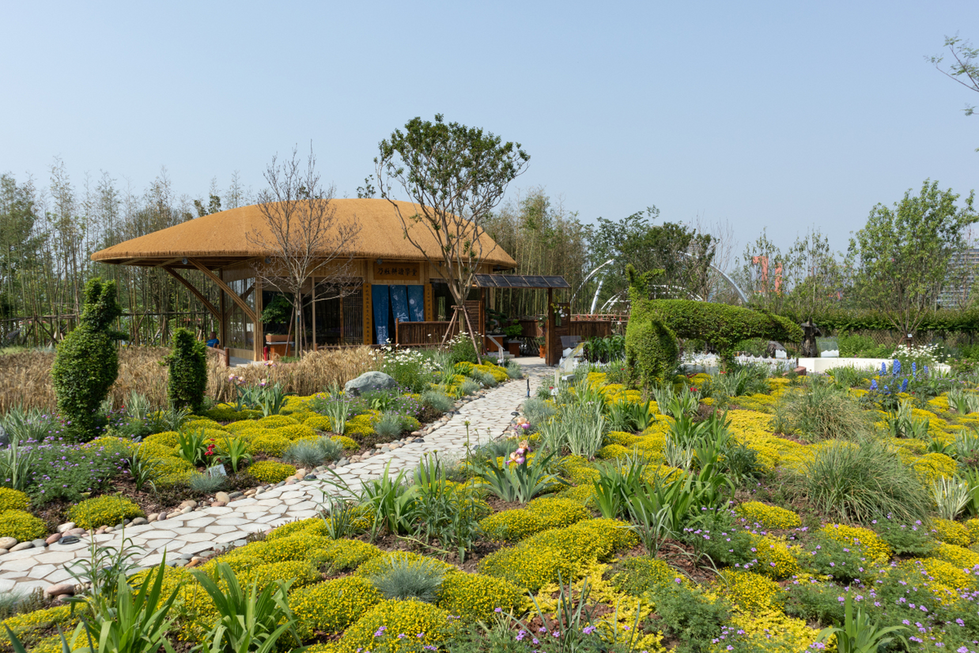 作为一个爆款文案专家,我必须说,花米庄行景区是一个充满魅力的旅游