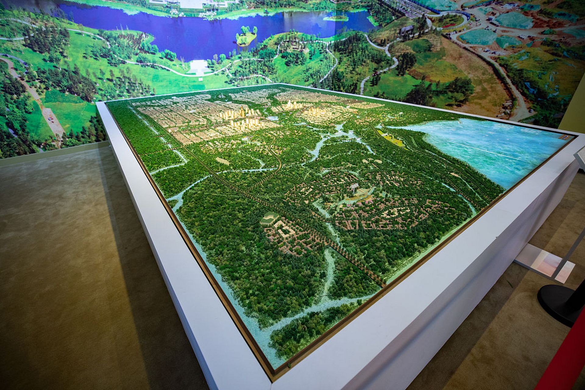 地形沙盘可以对不同地形地貌进行模拟, 适用于军事,科研,教学等多个不