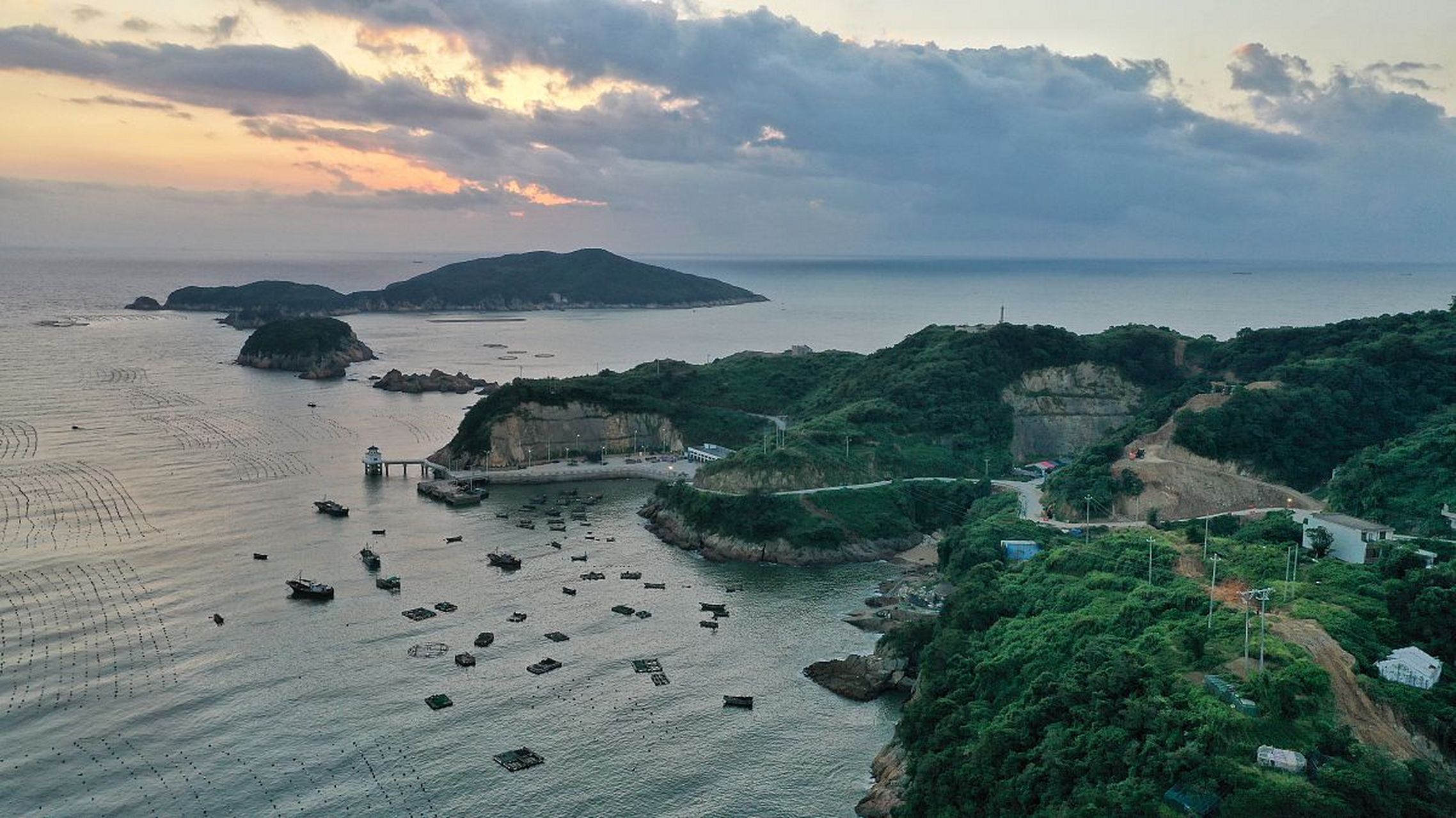 苍南渔寮景区旅游攻略  苍南渔寮景区,一个充满海洋韵味的旅游胜地,是