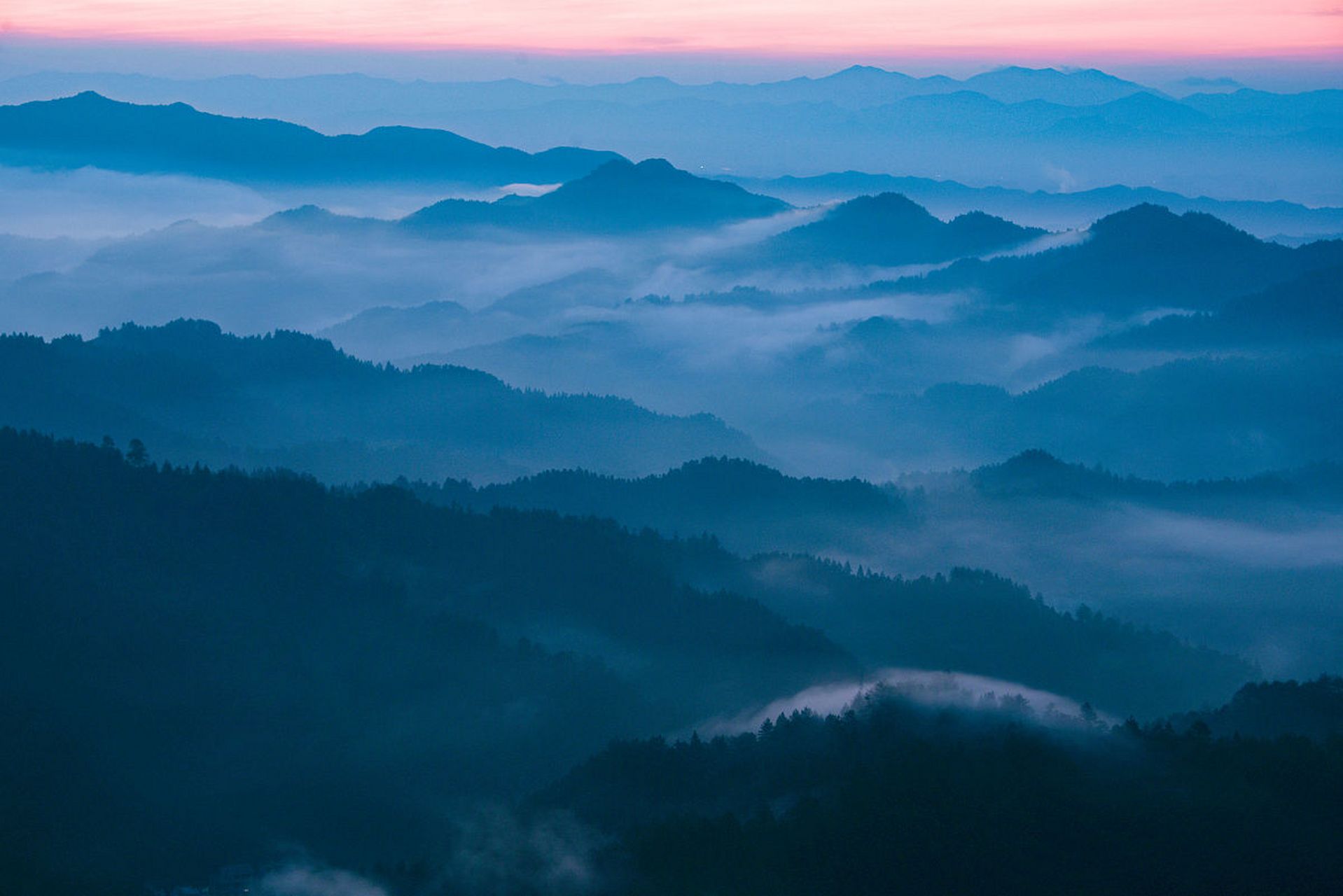 连绵山峦图片