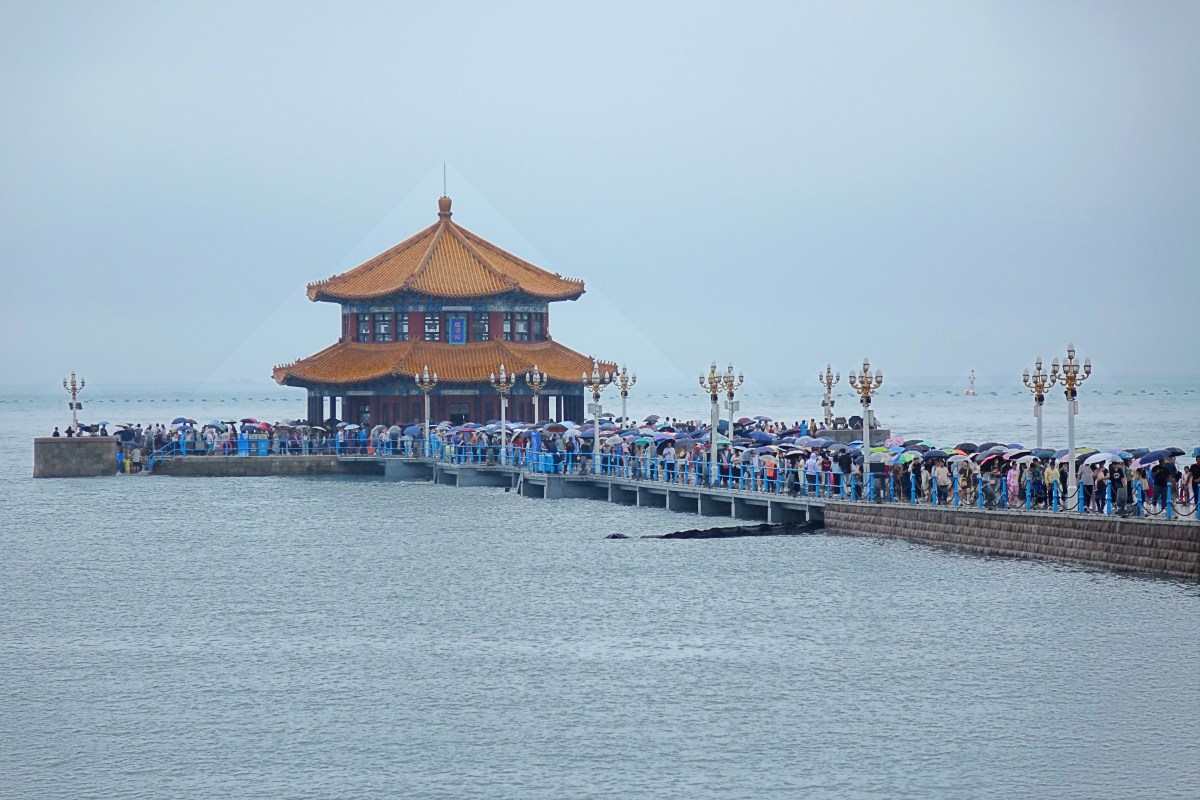 青岛栈桥,海鸥翩跹的浪漫地标  踏上栈桥,仿佛进入了一个时光隧道.