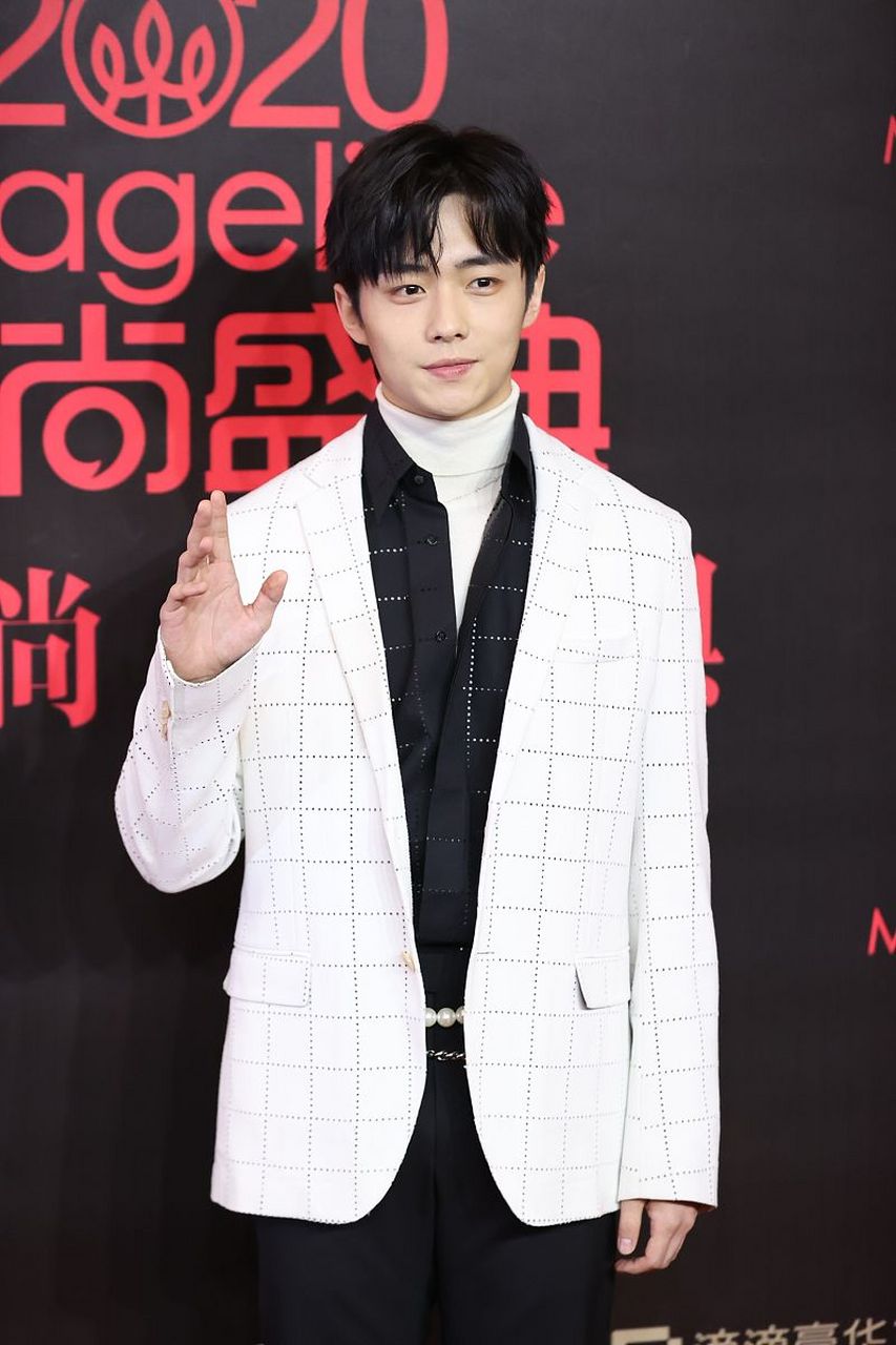 翟子路最近在社交媒体上分享了一组自己爆汗的健身照,立刻引发了网友