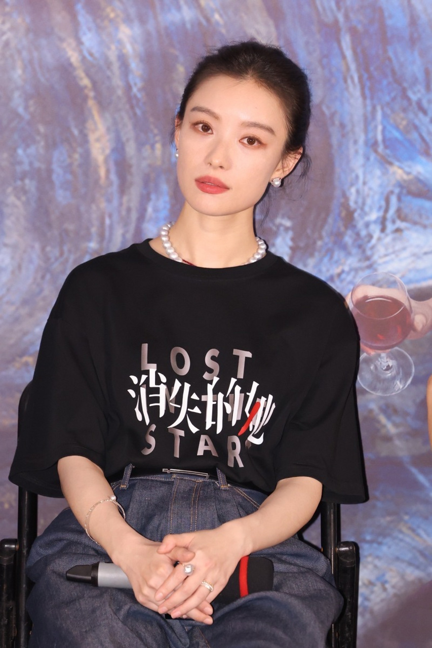 倪妮的三次造型,相同的衣服,不一样颜色的珍珠项链和配饰!