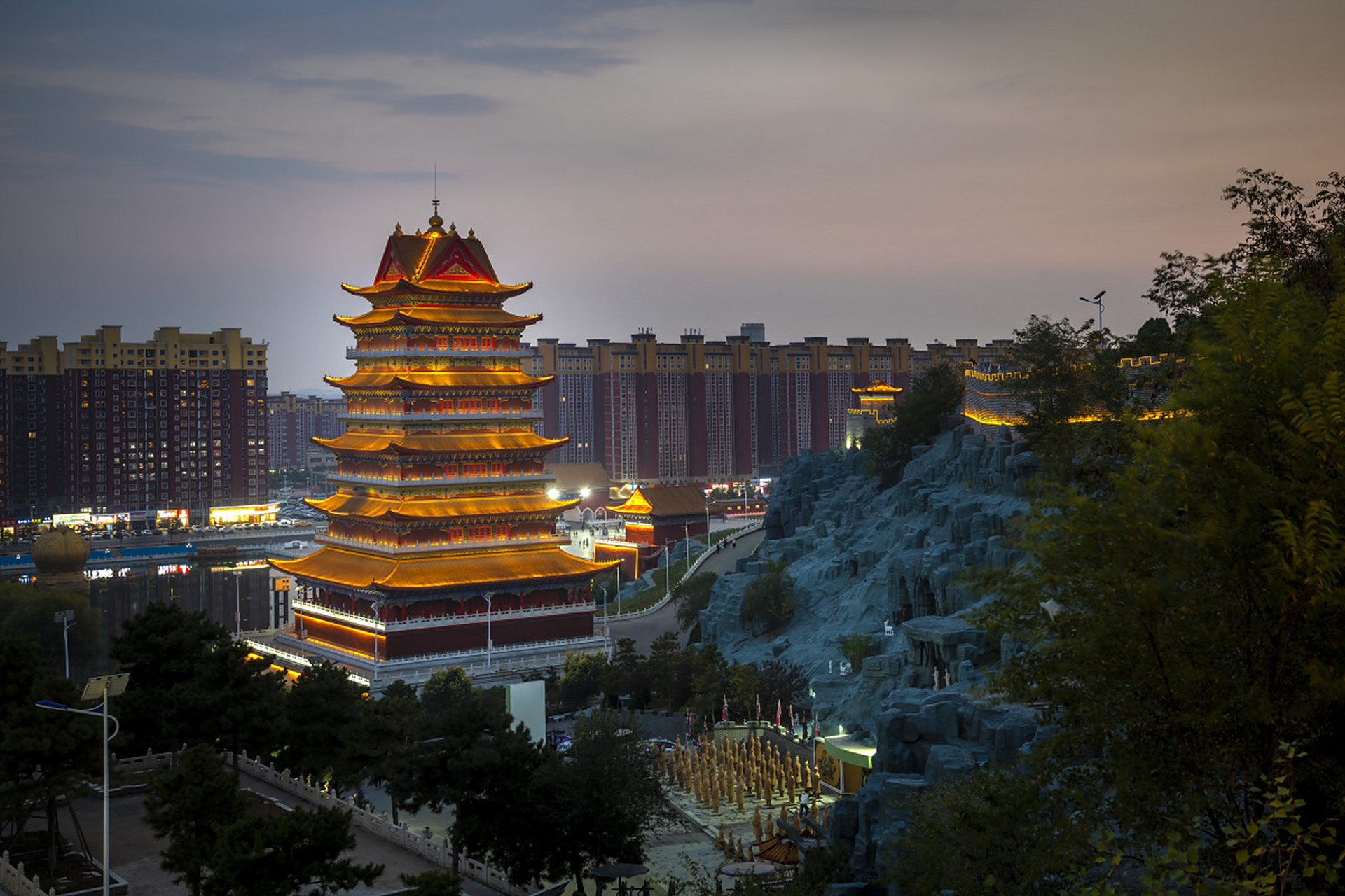 九华山,位于安徽省池州市青阳县,是中国四大佛教名山之一,也是国家5a