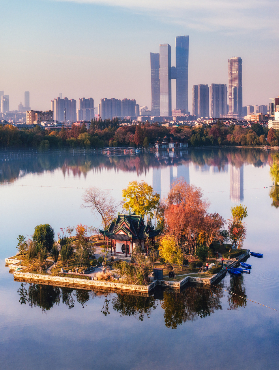 莫愁湖是位于江苏省南京市建邺区的名胜古迹,有着1500年的历史和丰富