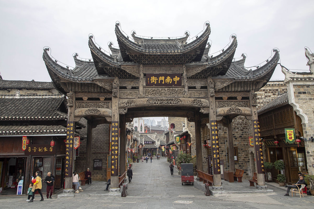 贵州铜仁中南门街,网友戏称这是一座年轻的古城,晚上人山人海