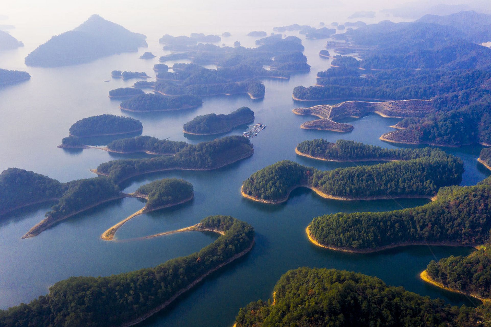 浙江千岛湖:位于浙江省杭州市淳安县境内,是世界上岛屿最多的湖.