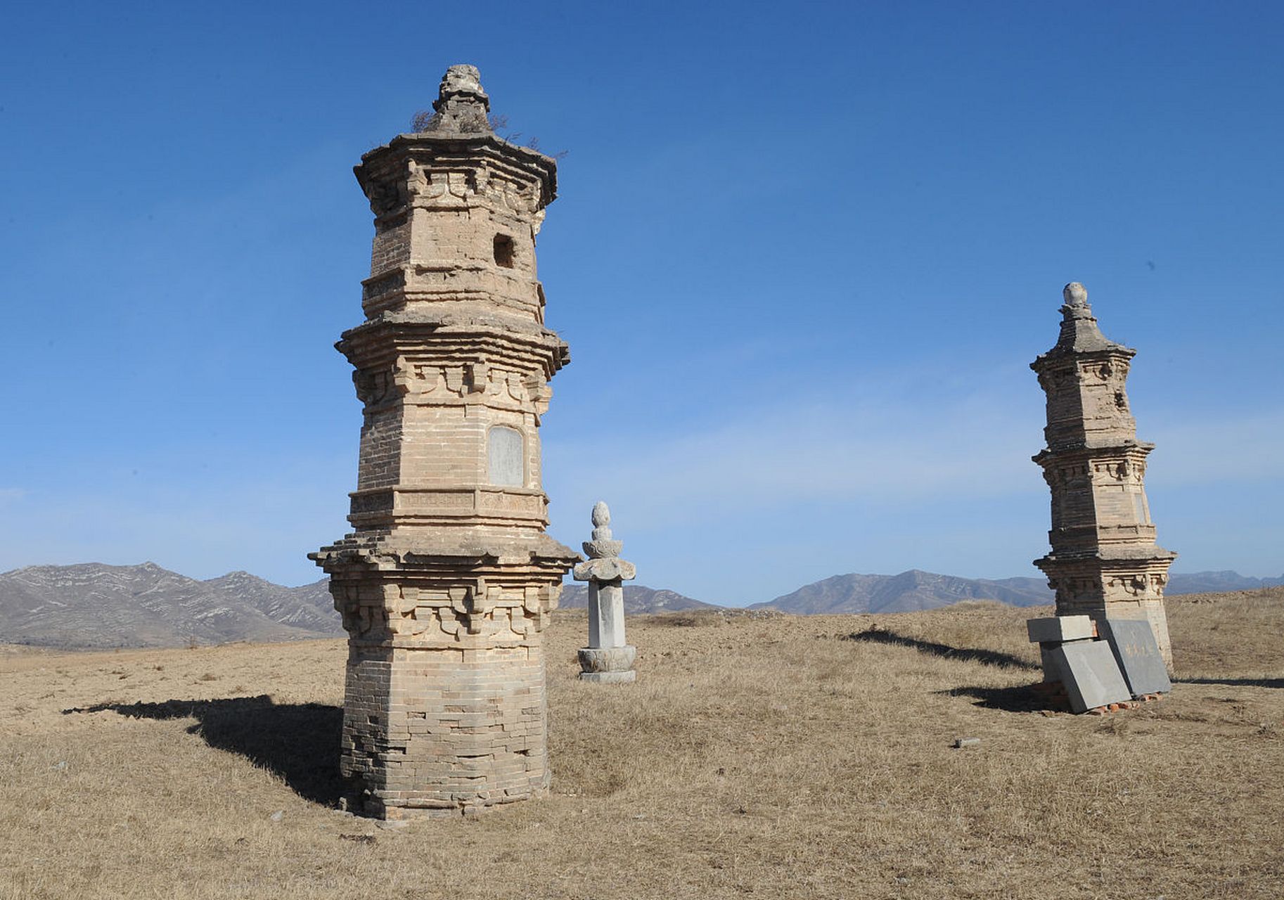 四官营子小塔位于辽宁省凌源市汤杖子村,是一座省级重点文物保护单位.