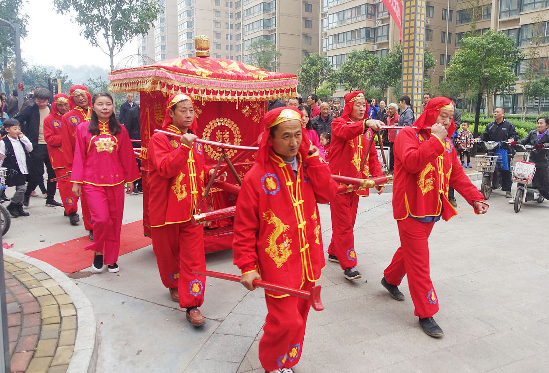 恰巧路过的一对新人八抬大轿上的明媒正娶,不禁