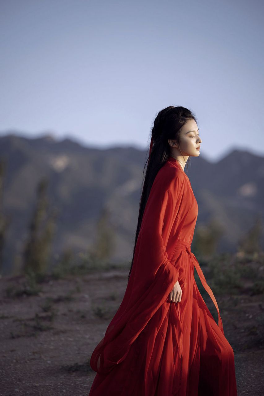 有狗仔发了王楚然和刘令姿在新剧开机宴上的视频