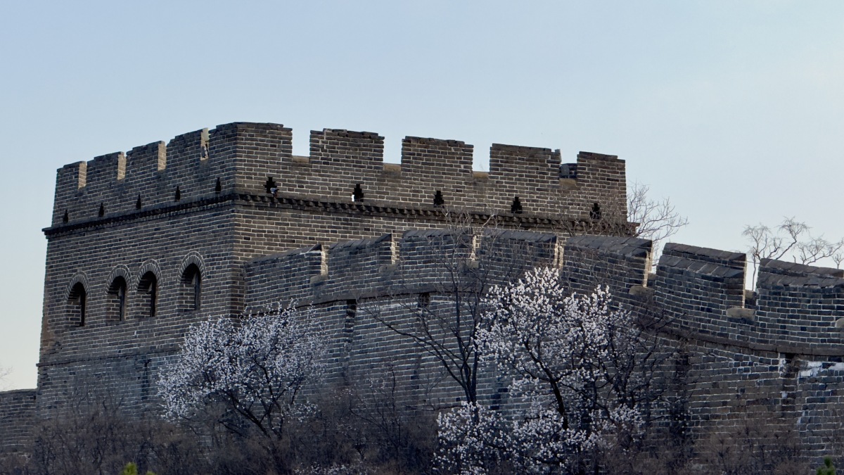 嘿,上海的朋友们,你们是否曾想象过,在嘉定镇人民街西端,有一段古城墙