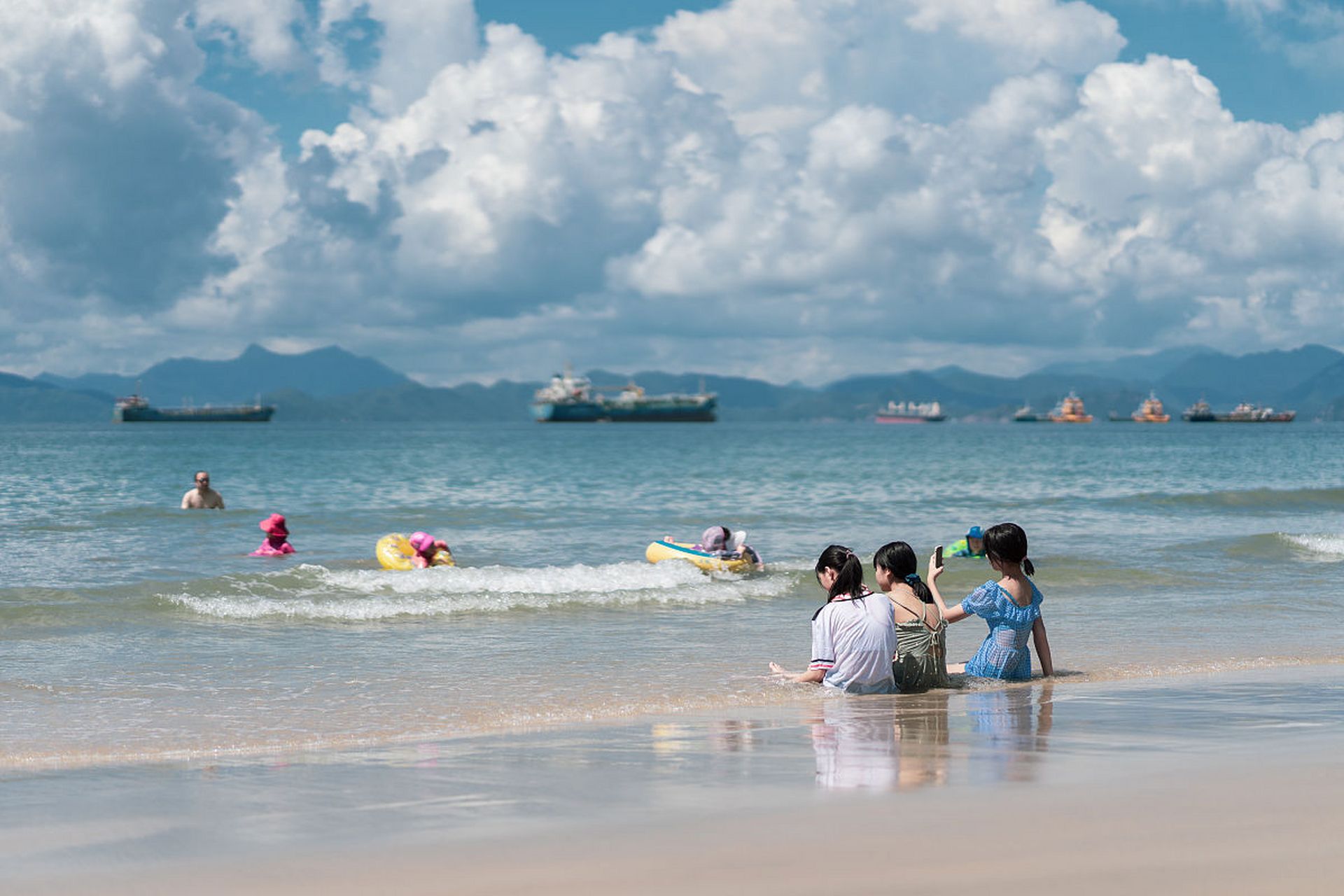 深圳大梅沙海滩游泳图片