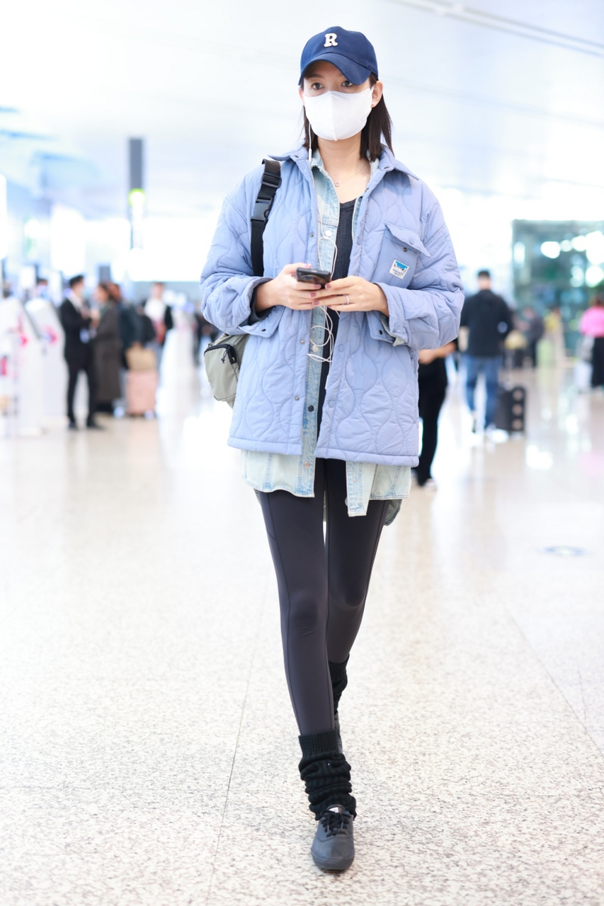 张梓琳现身上海虹桥机场,天蓝色外套配黑裤尽显优雅活力.
