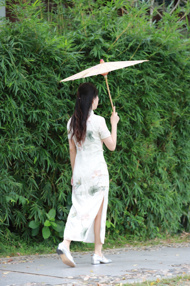 气头上,我趁着他洗澡时,把卧室的门反锁了,不让他进