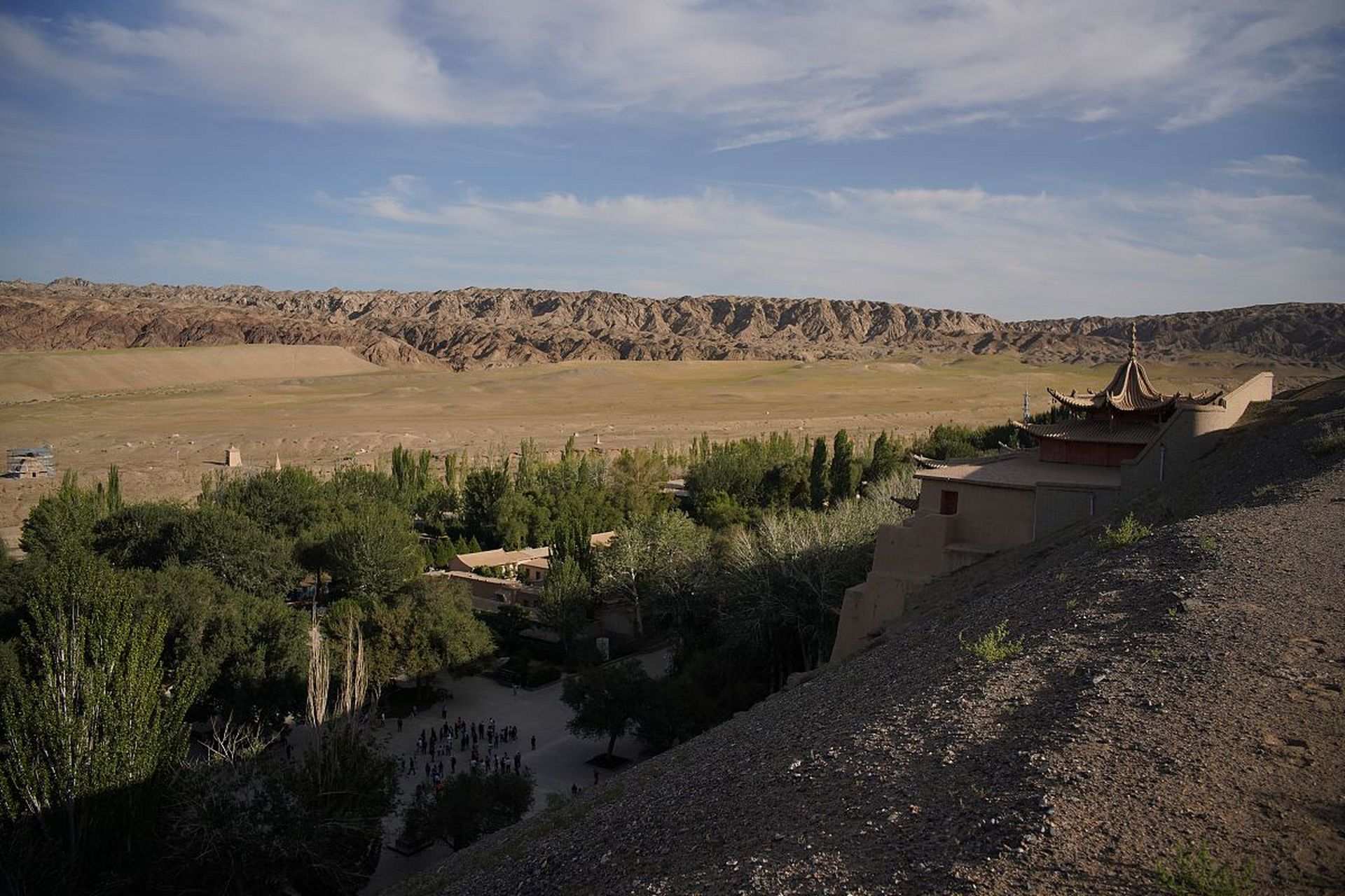 嬉行记# 在中国西北地区的甘肃省有一个迷人的地方,那就是敦煌三危山