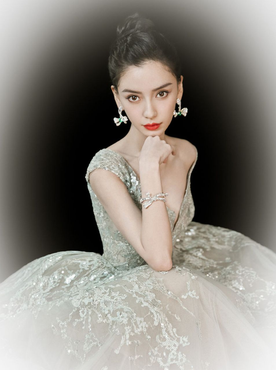 杨颖(angelababy)被人称为"心机婊"主要源于一些媒体报道和网络磁闻
