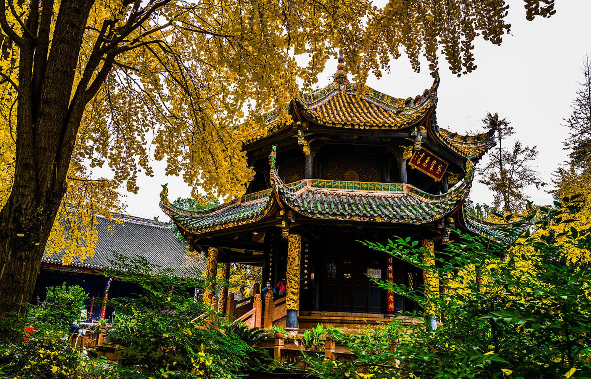 重庆秋天的古建筑与历史遗迹 作为一个有着悠久历史的城市,重庆拥有