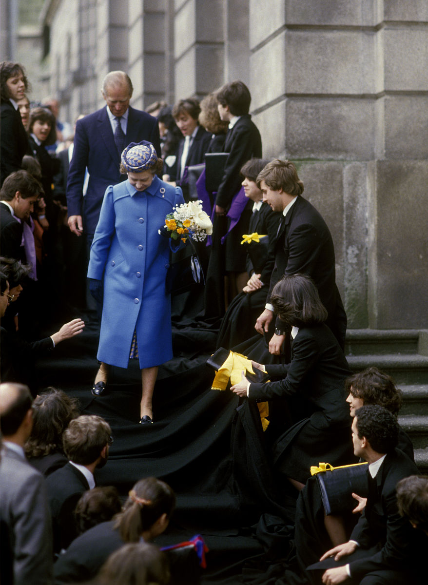 英国新任首相基尔·斯塔默,恭恭敬敬的跪在世袭国王查尔斯三世面前