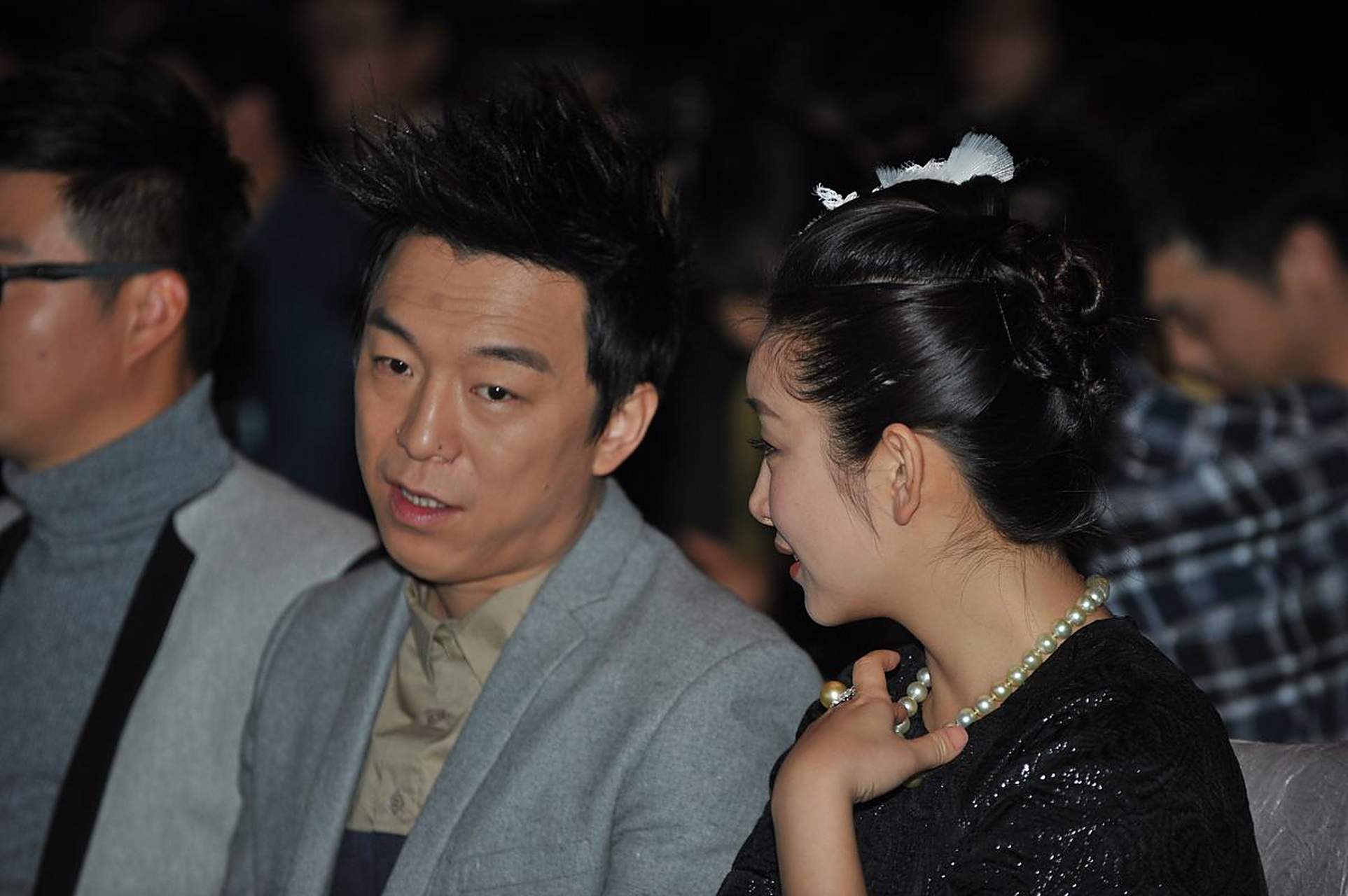 由黄渤周迅主演新片《涉过愤怒的海》已定档,提前进行宣传在所难免,而