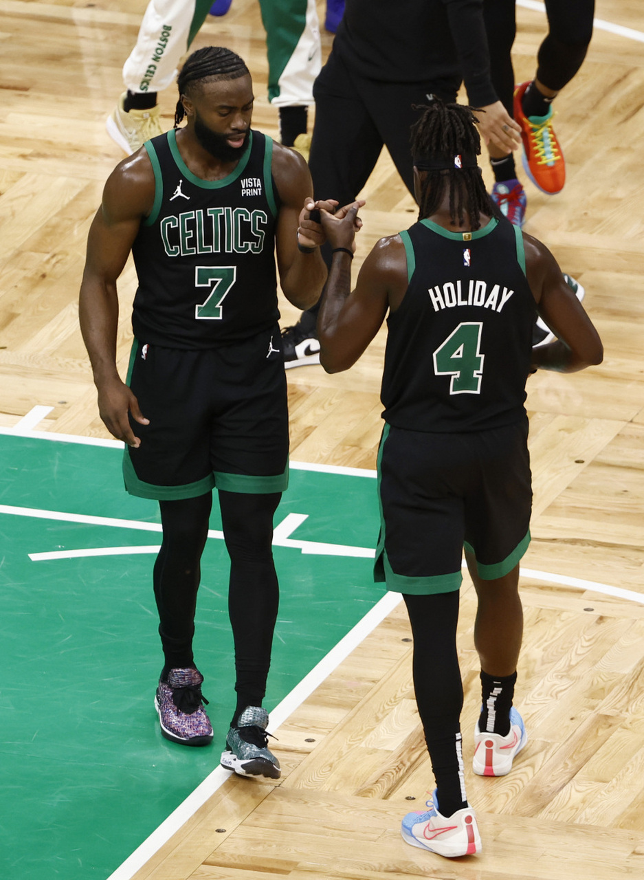 霍勒迪不愧冠军后卫!关键时刻一攻一防逆转杀死比赛!雄鹿后悔了吧!