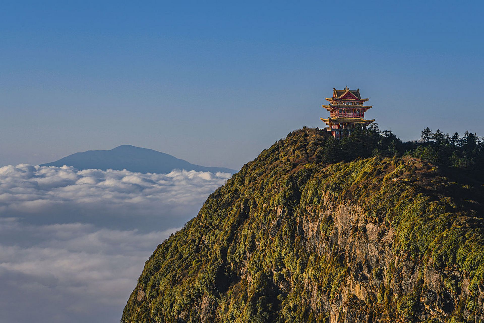 峨眉山的日出和云海所展现出的美景确实是极其壮观,超凡脱俗的.