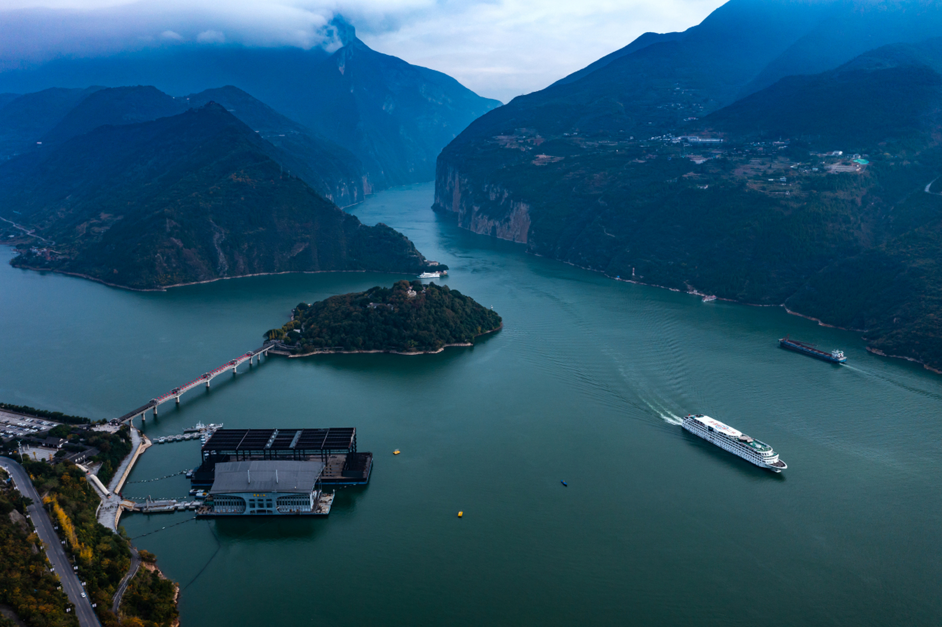 瞿塘峡,位于长江三峡的西段,因其独特的自然景观和丰富的历史文化而