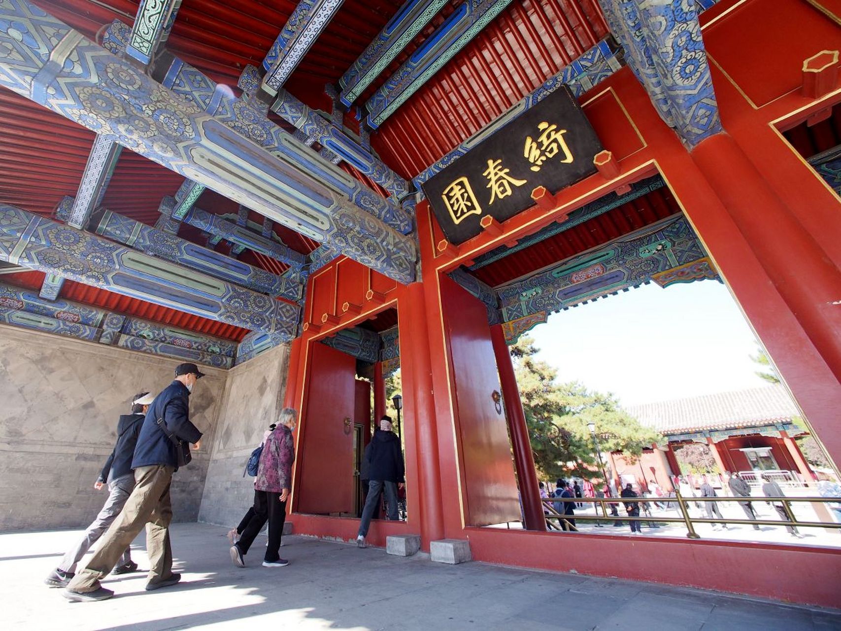 中国古建筑四合院,大门形式之王府大门  王府大门是大门中的最高级别.