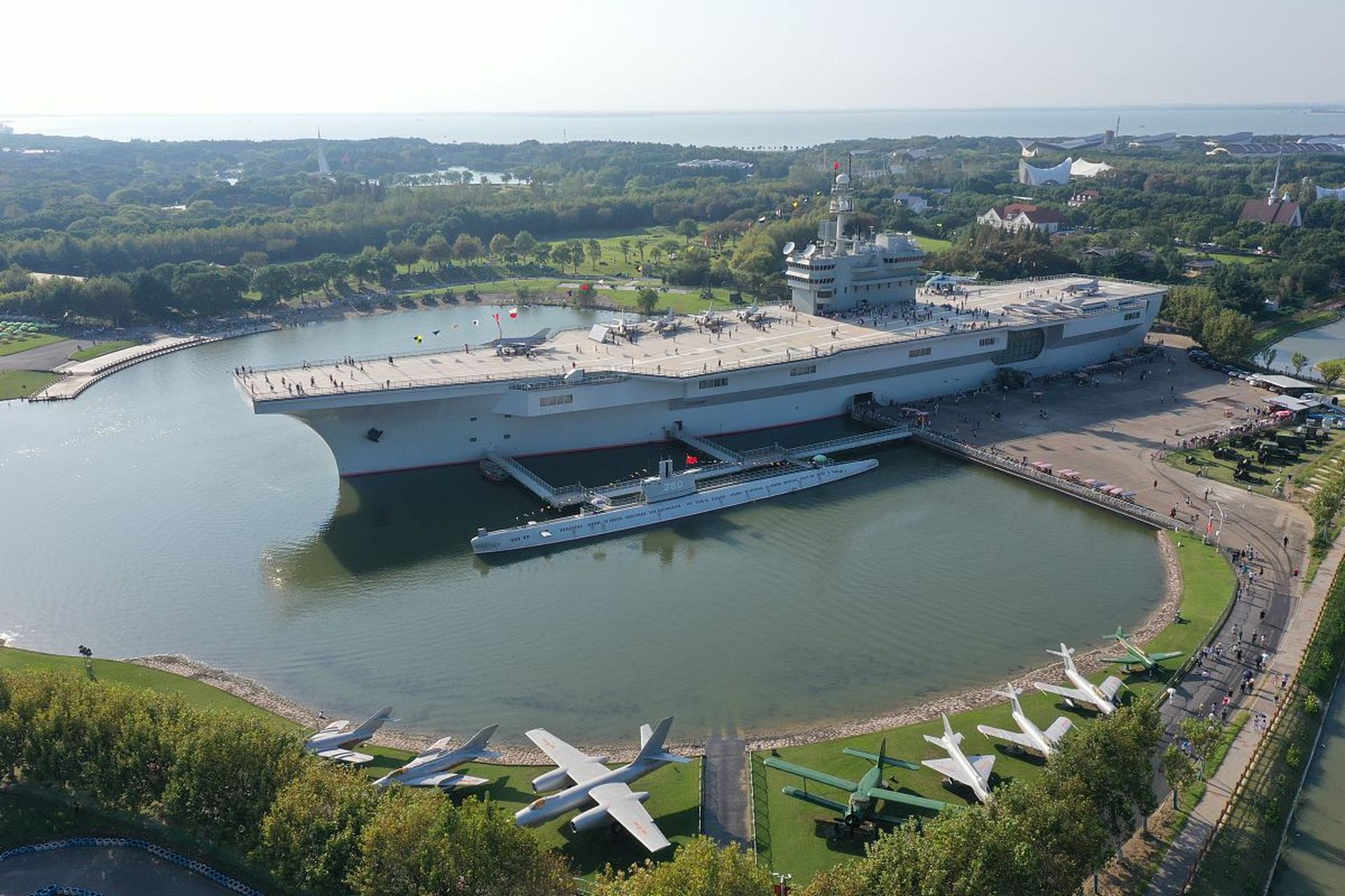 嬉行记# 在历史的长河中,上海东方绿舟以其独特的由来和悠久的历史而