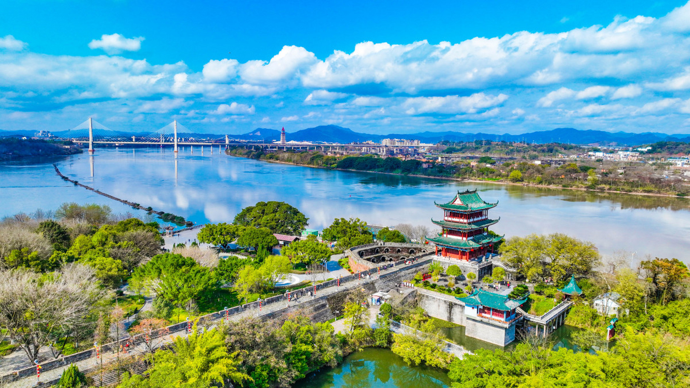 赣州时光:古城墙下的通天岩之约  在江西的东南部,有一座古老而充满