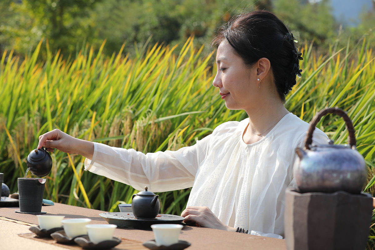 平淡素雅,不失自我的美女茶艺师!