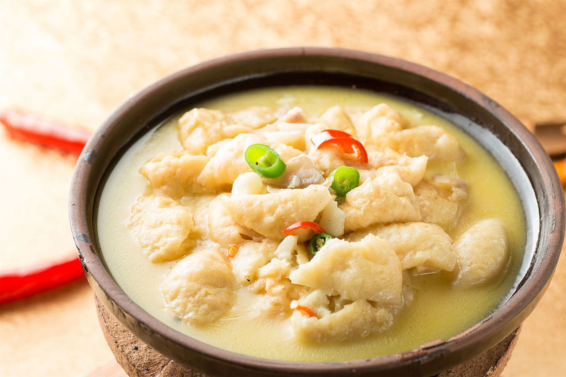 罗定鱼腐是一道美味的广东罗定传统菜肴,通常在庆祝节日或喜庆场合