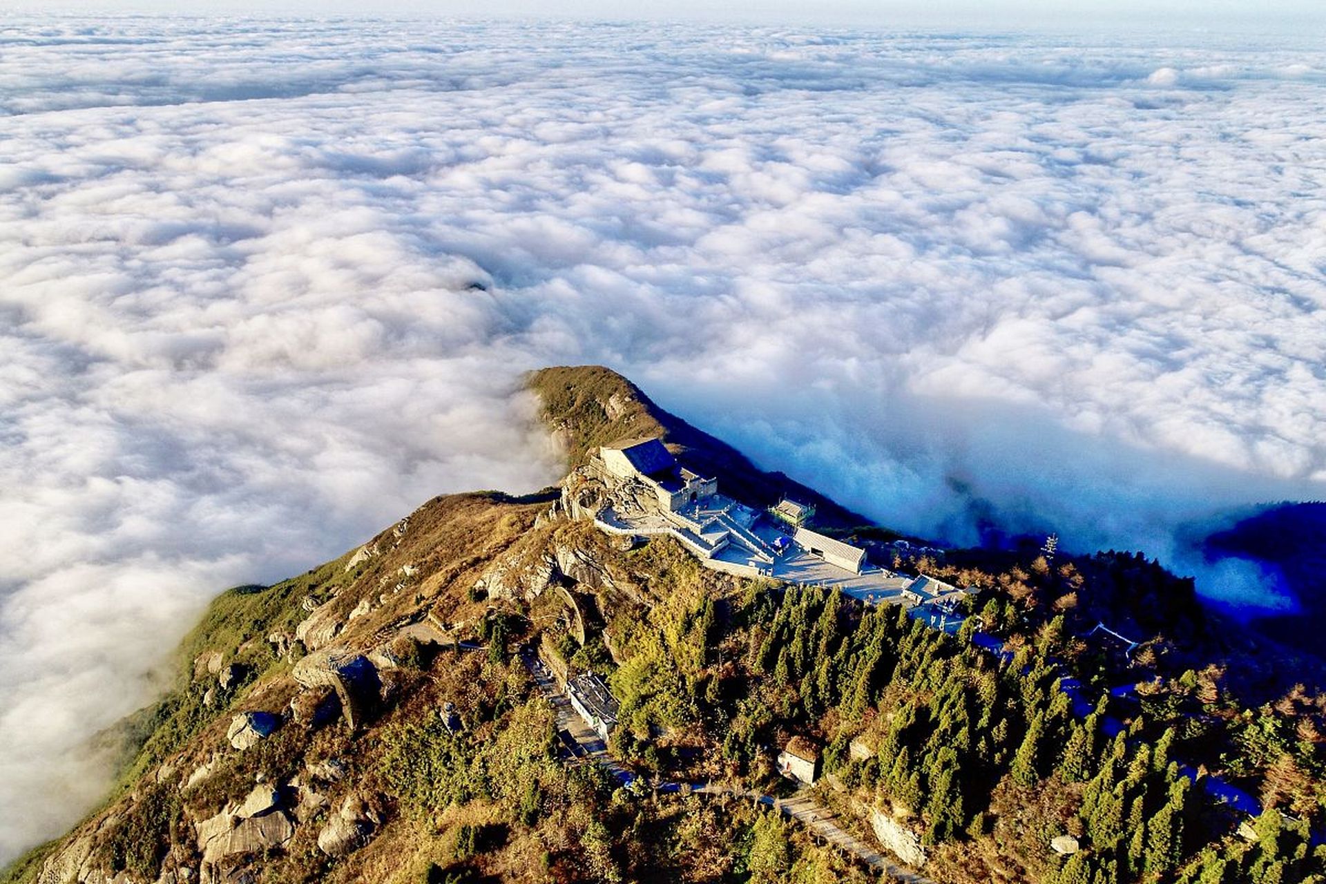 南岳衡山是中国传统文化中的重要象征,位于中国南部湖南省.
