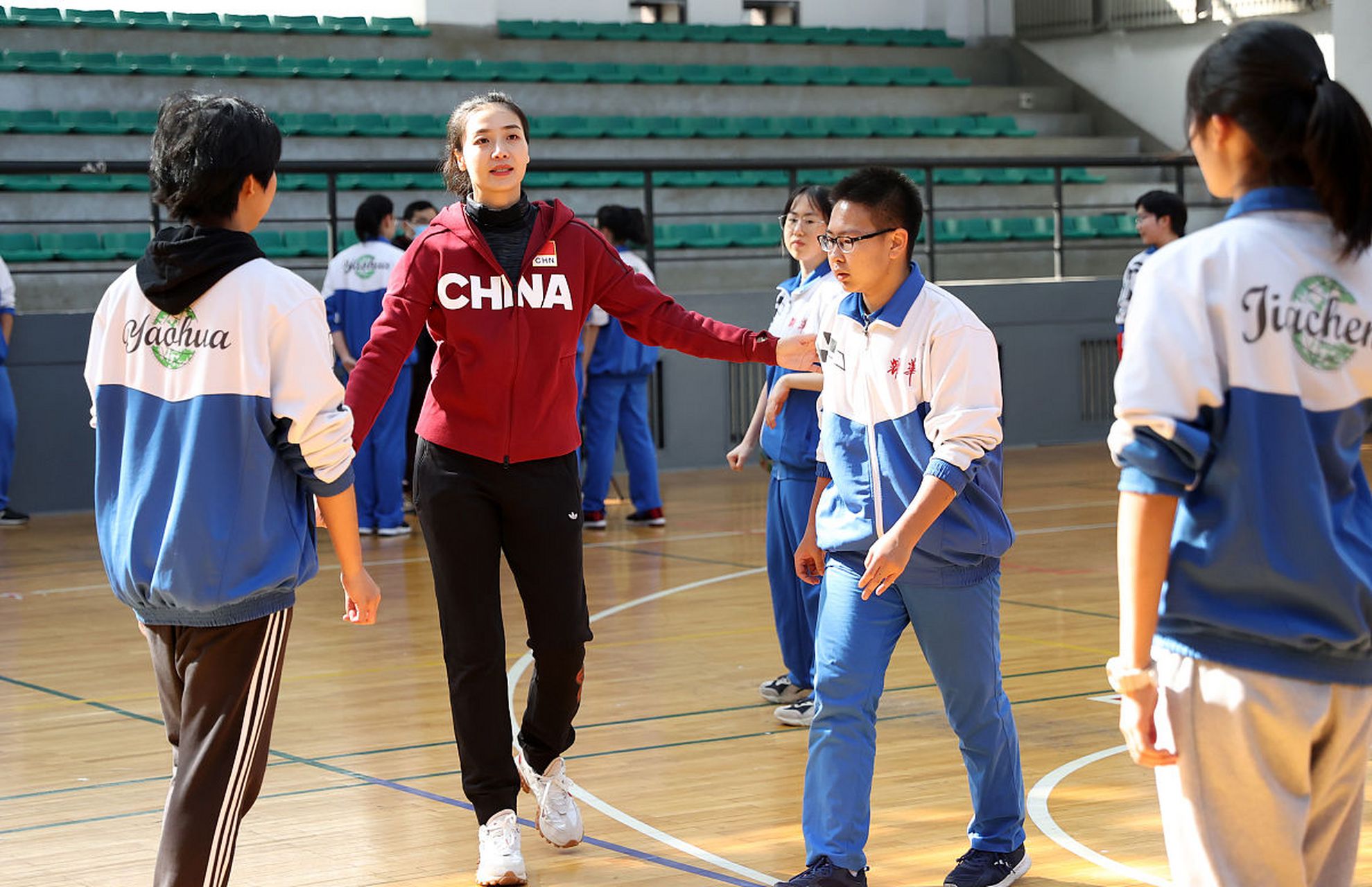 【耀华中学红桥学校举行校园开放日】昨天,耀华中学红桥学校举行了