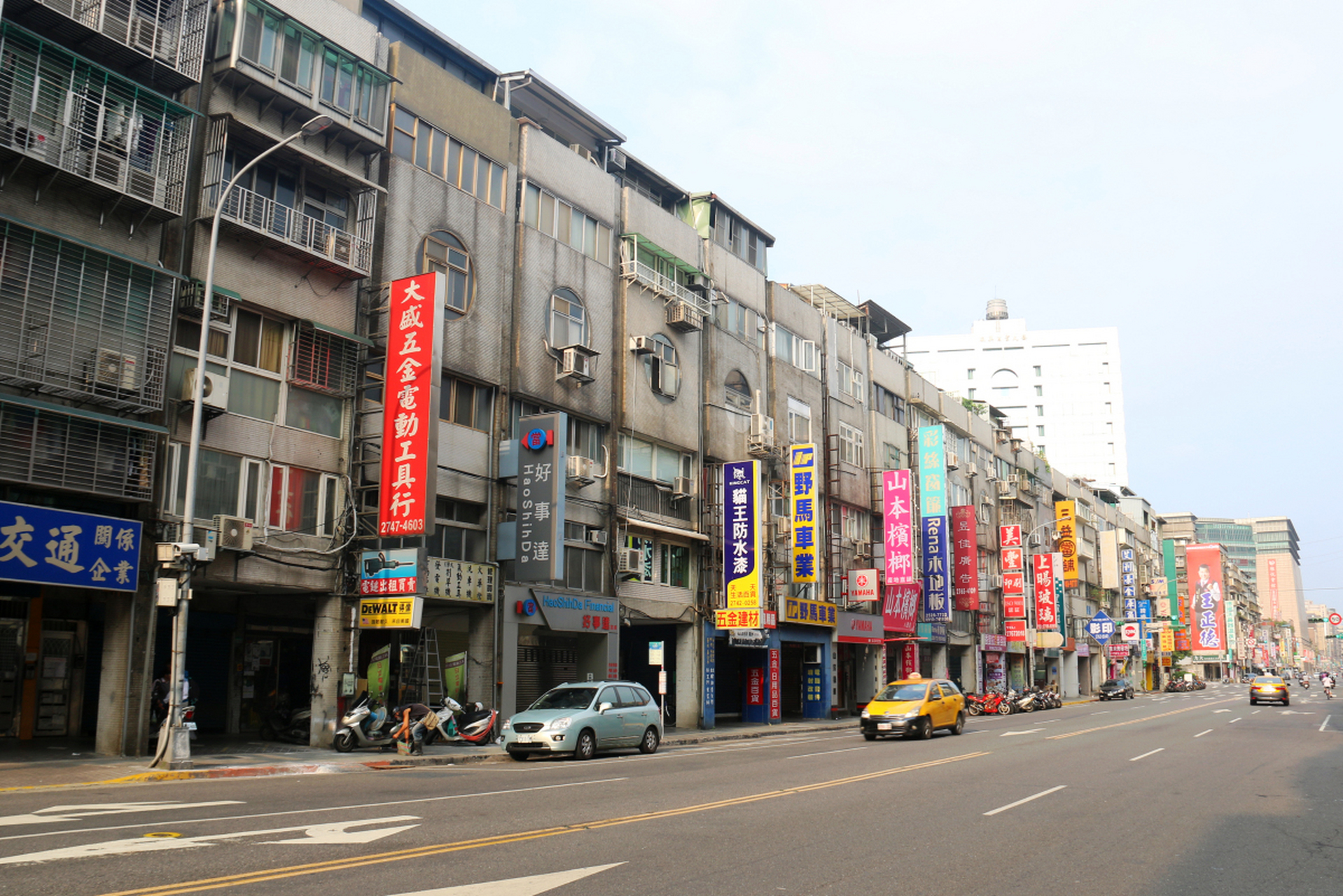 现在的实体店太难了,街道两旁的店铺冷清无人光顾,现在的人流量都去哪