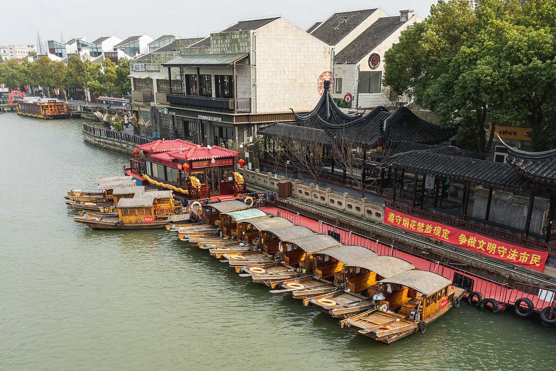 夫子庙位于南京,周边有众多景点.
