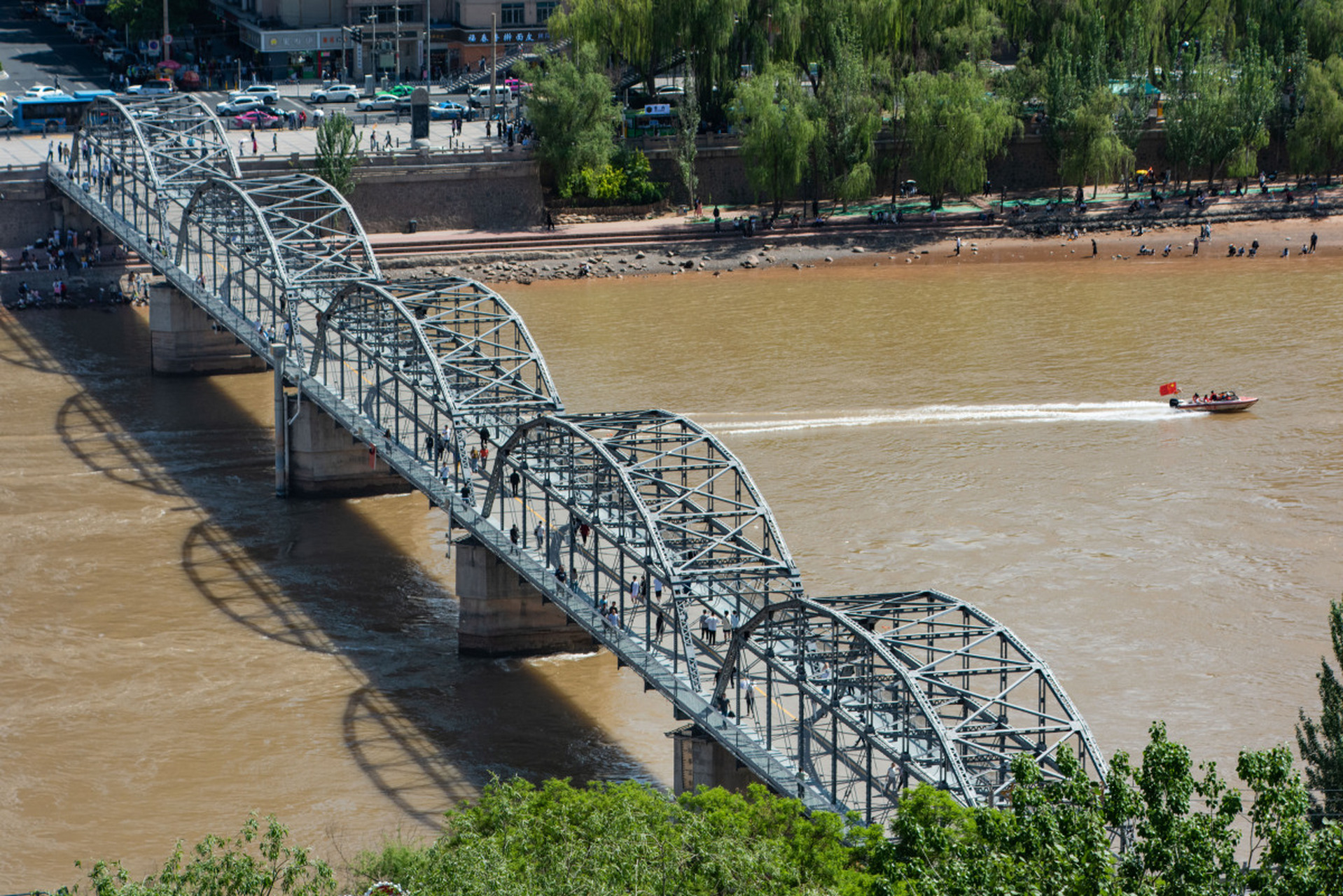 镜头里的春天# 春季游玩在甘肃兰州的中山桥畔,春日的阳光洒满了兆