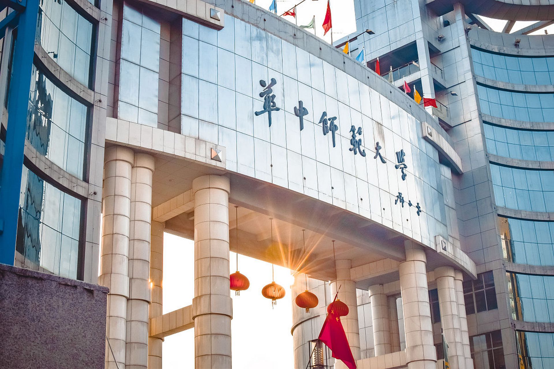 华中师范大学坐落在湖北武汉,是"211工程"重点建设高校,"985平台"建设