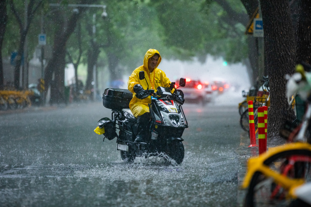 外卖小哥下雨送餐图片图片