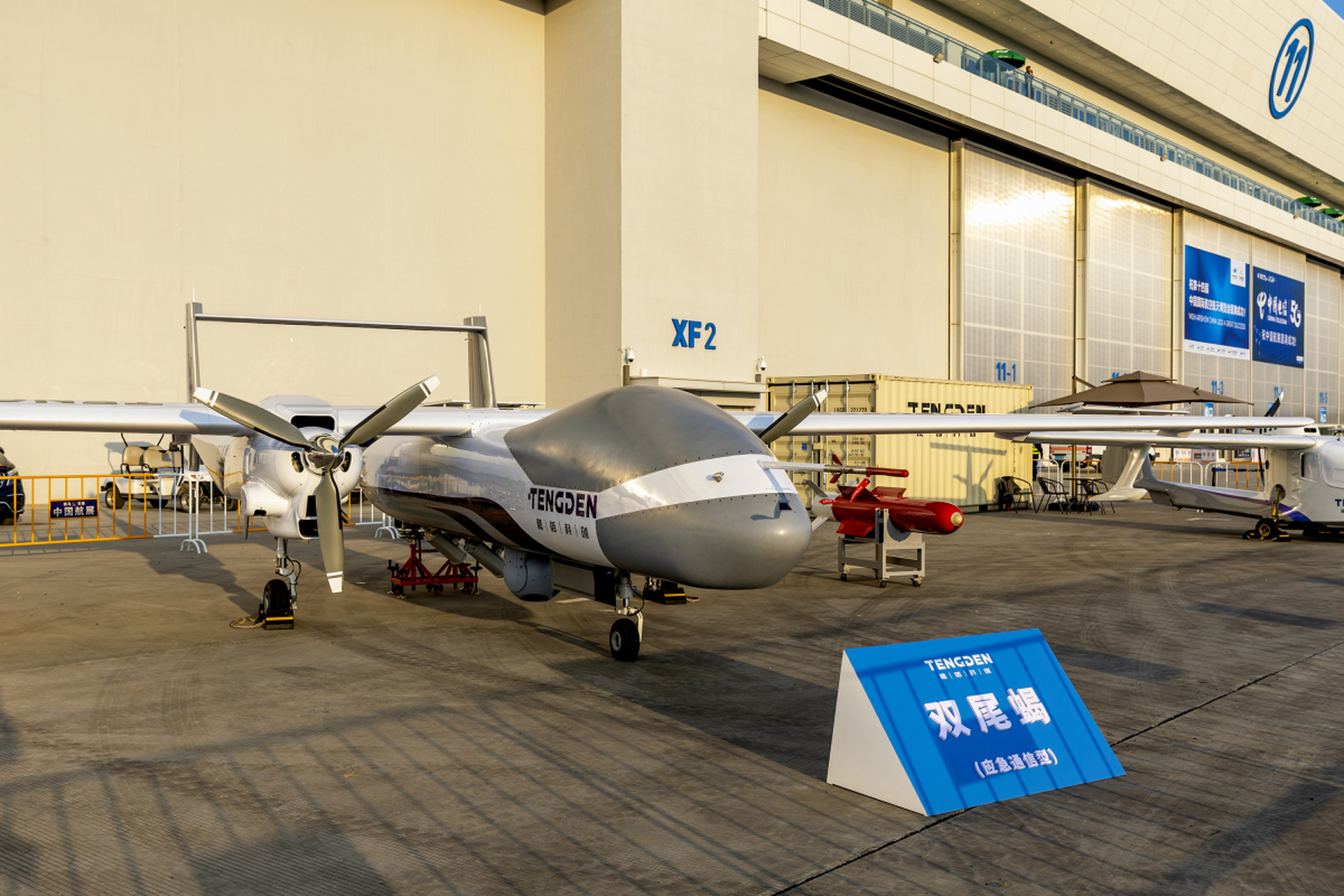 三架双尾蝎无人机实现密集编队飞行,这在国产无人机中可能是第一次.