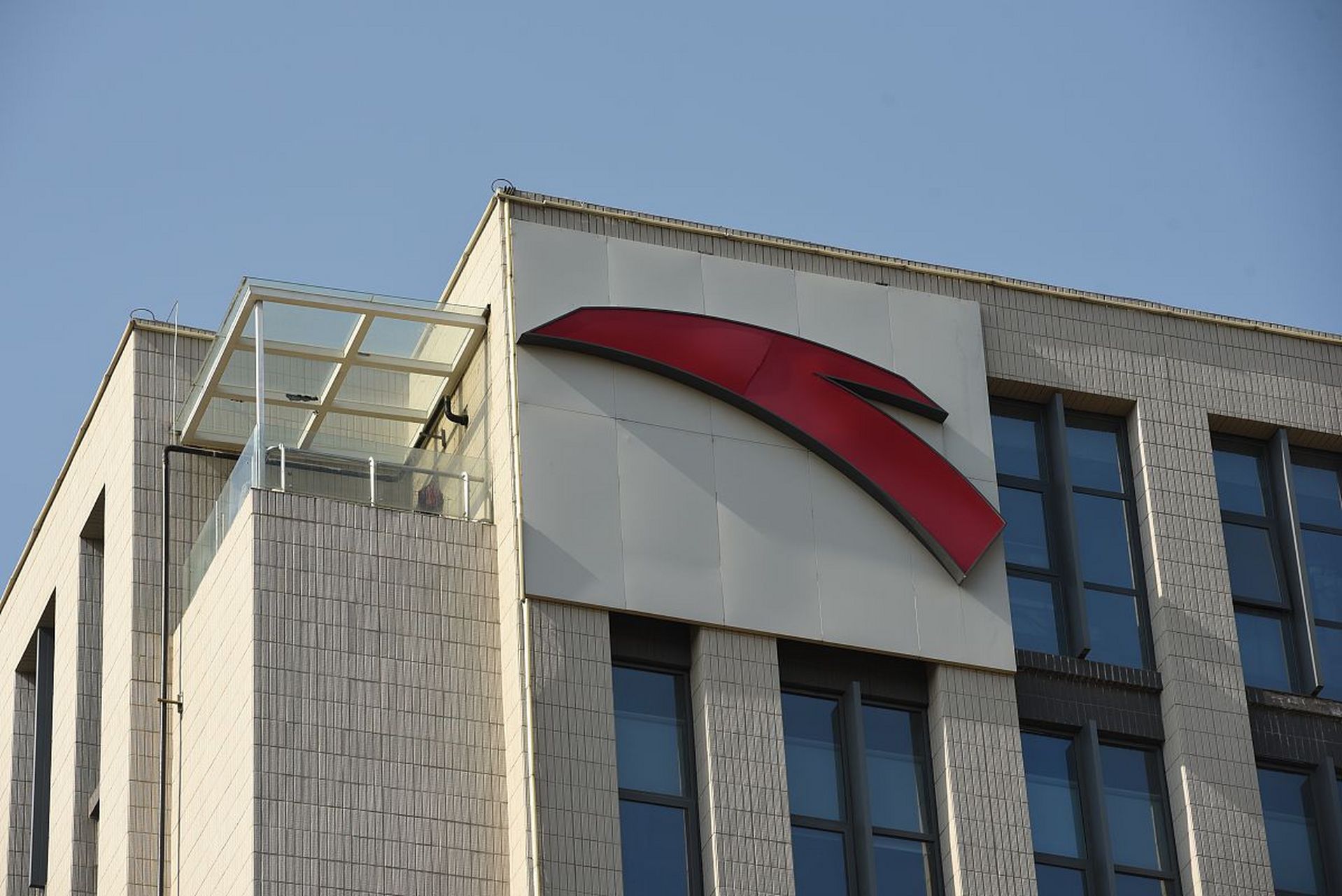 安踏集团总裁丁雅丽凭借卓越的商业才能和领导力,成功入选胡润全球女