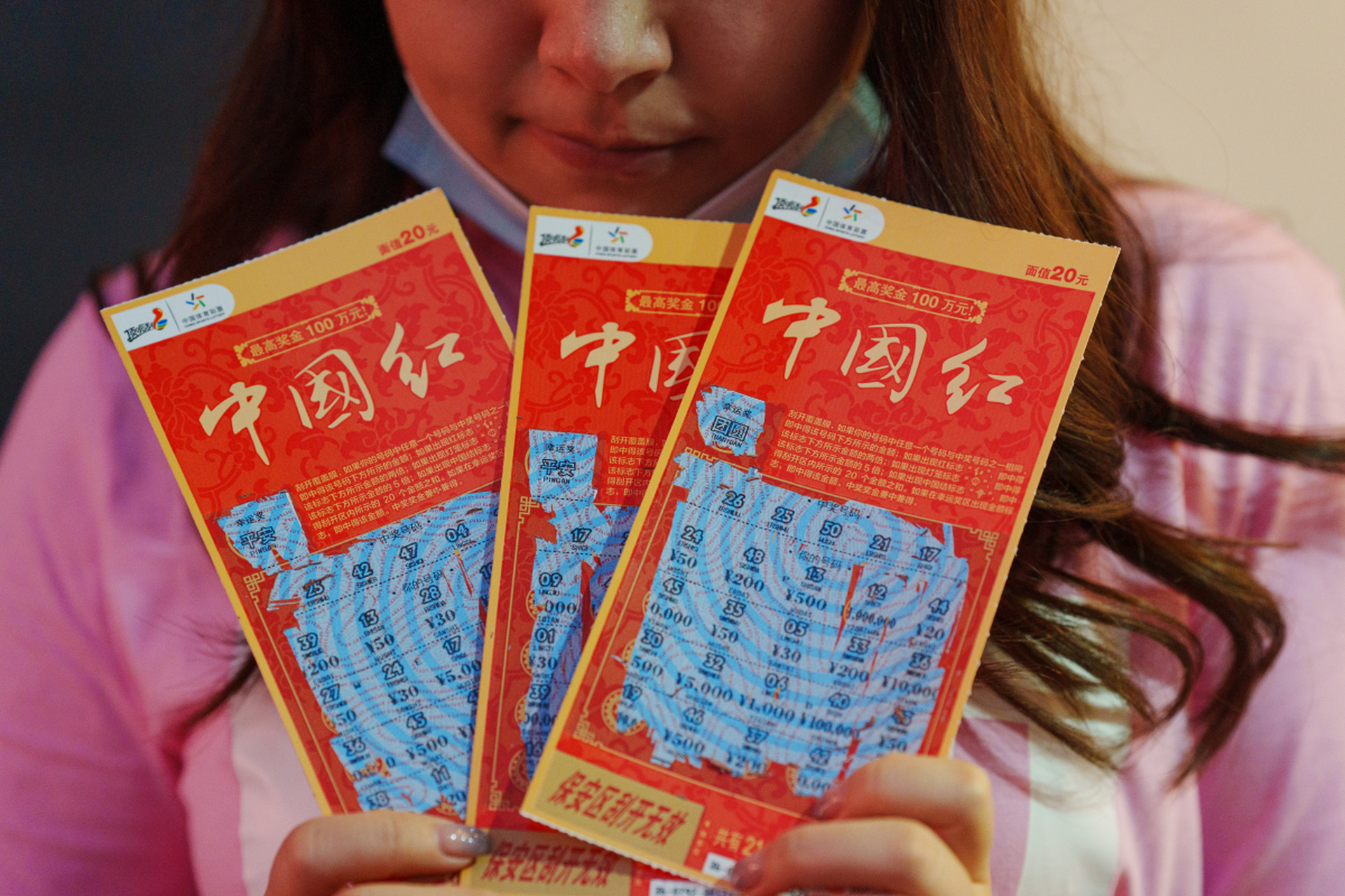 据悉,中奖的是一位20来岁的姑娘,她买了一张20元的刮刮乐,结果刮中了