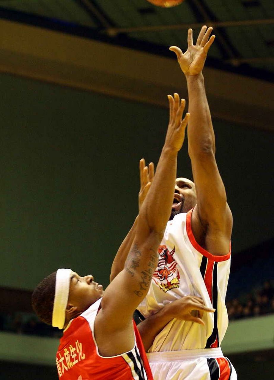 篮球翻腕技巧,投篮神准的秘诀!双手,单手都能玩转.