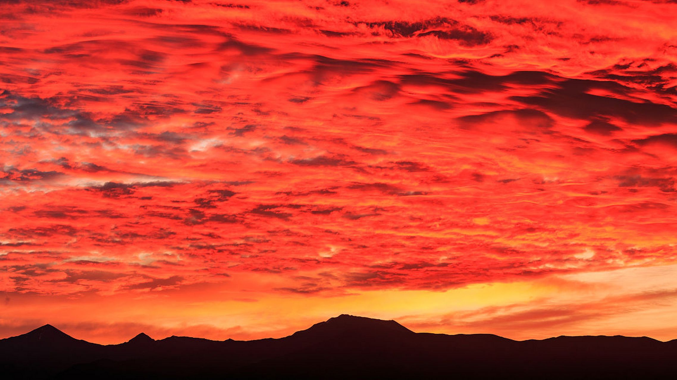 火烧云是一种非常壮美的自然现象,它通常出现在日落或日出时.