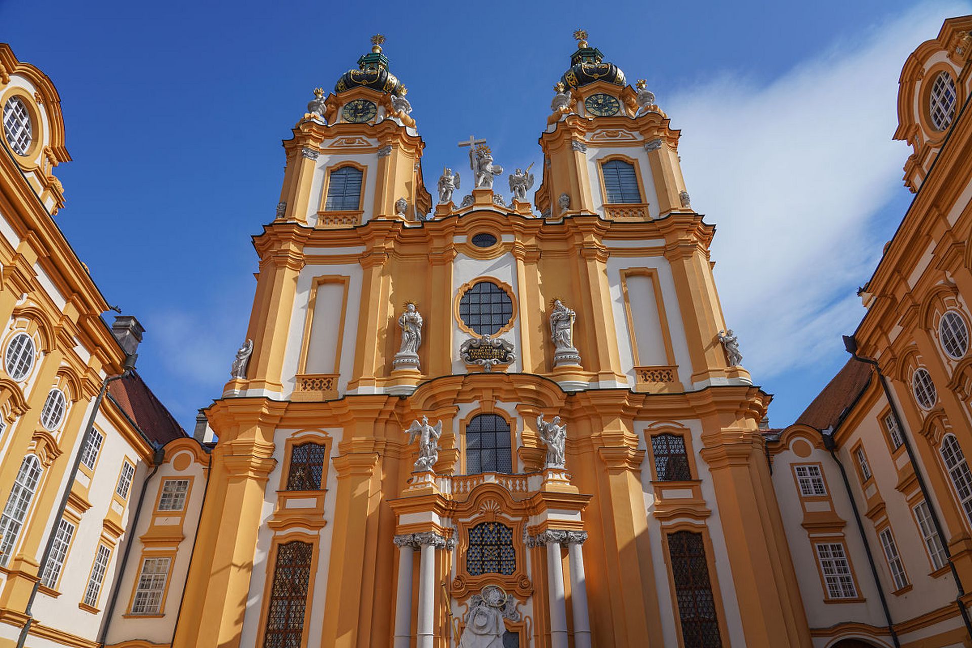 梅尔克是奥地利一个迷人的地方,这里有修道院,古老的建筑和壮丽的风景