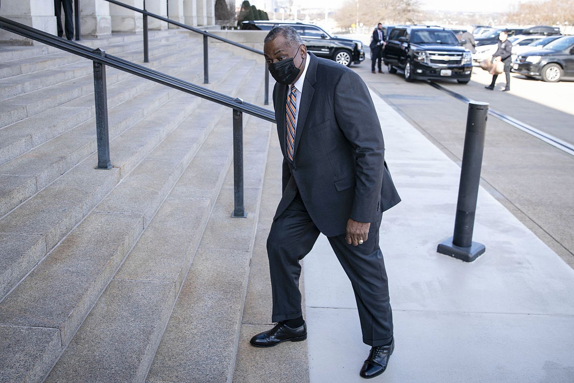 美国国防部部长奥斯汀竟然瞒着拜登总统住院了,究竟发生了什么事情?