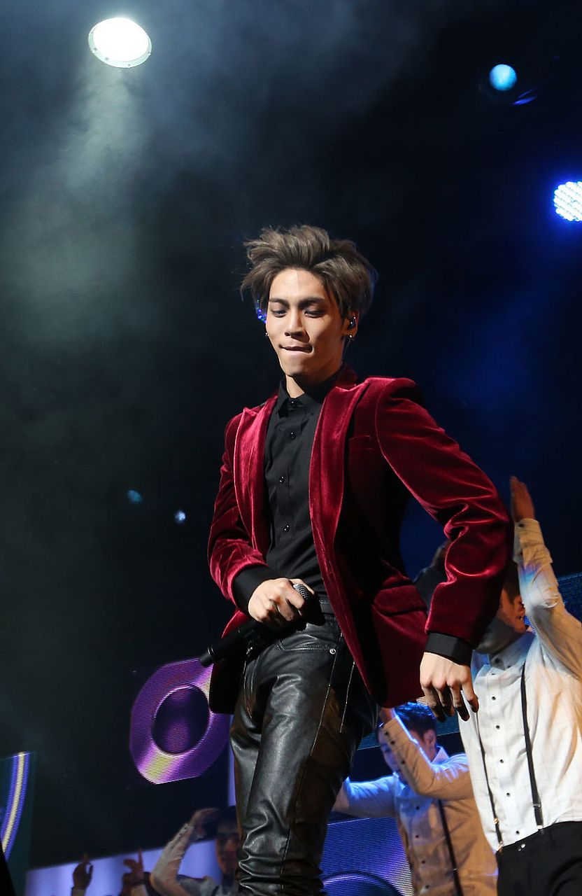 韩国流行乐团shinee的灵魂人物,钟铉以其独特的音色和深情的演唱风格