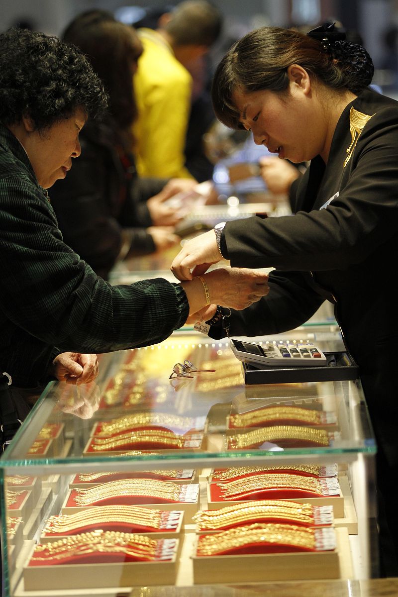 一女子2018年把家里房子卖了1000万,转身265元/克买了38公斤黄金,之后