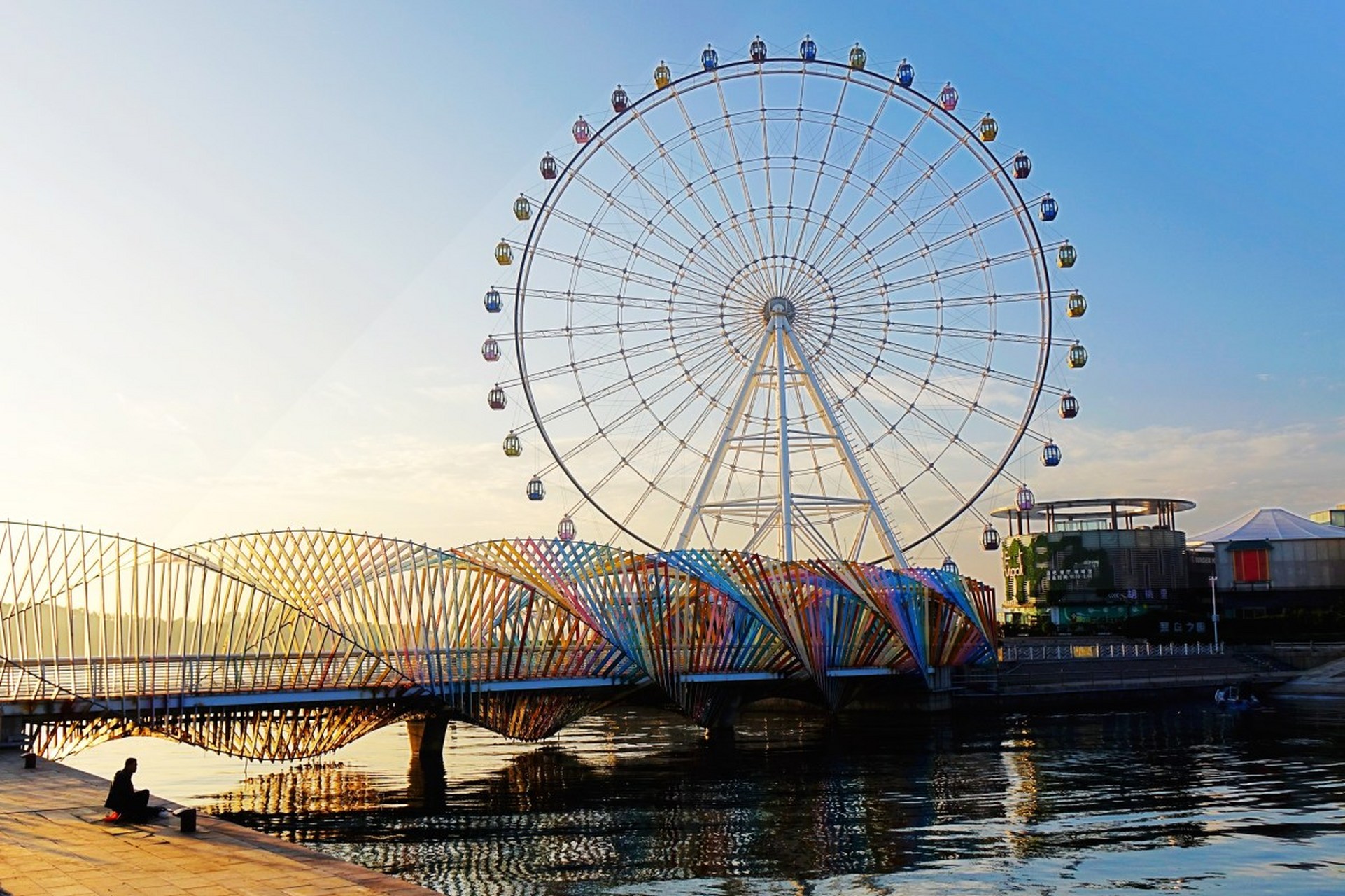 休闲,娱乐,餐饮于一体的综合性旅游景点,包括云上海天城市观光厅,青岛
