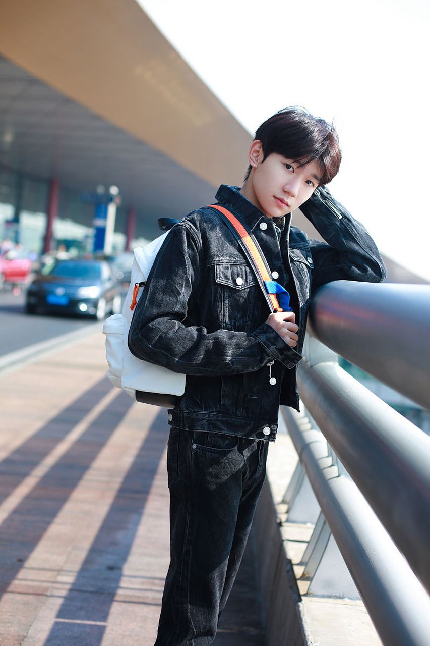 保安让王源出示自己演唱会工作证