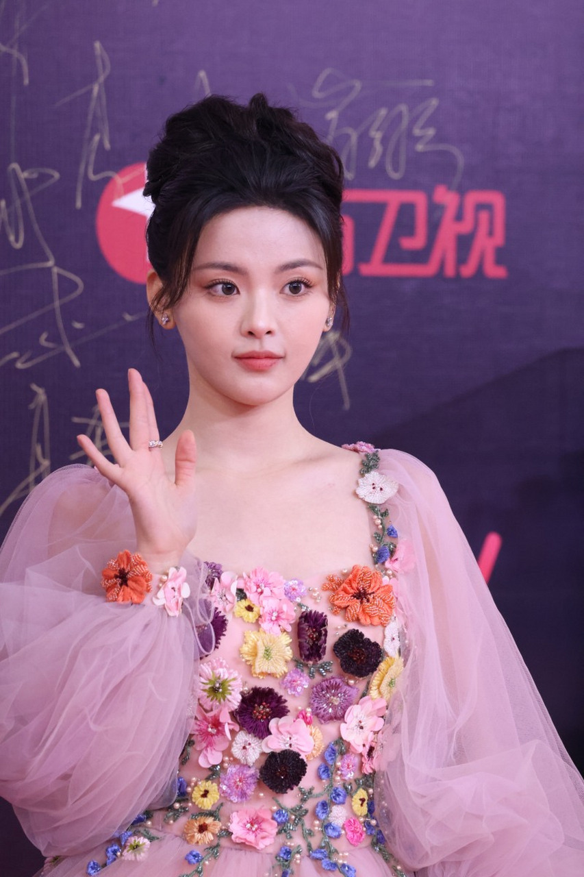 哇塞,你们有没有看到#杨超越粉色花朵纱裙#的照片啊!